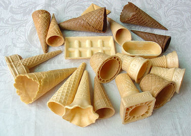 Cono dello zucchero colorato multi forma del gelato, coni coperti di cioccolato della cialda