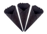 Colore nero Sugar Cones With del carbone del gelato un angolo di 23 gradi