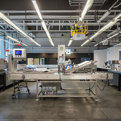 Dispositivo automatico di manica a cono dopo il servizio Video Supporto tecnico per la linea di produzione di cono di gelato