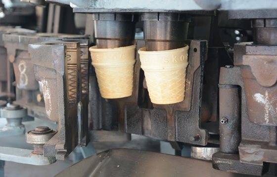 Coni automatici ad alta velocità/ora del 3800 di Sugar Cone Machine di sapore di latte dell'uovo